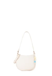 Sac à main en cuir blanc avec une forme courbée, dotée d'un bord tressé et d'une bandoulière amovible. Comprend des breloques colorées décoratives sur le côté.