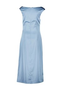 Abito in satin azzurro chiaro con maniche a cappuccio, lunghezza fino al ginocchio, corpetto aderente, cerniera invisibile sul retro, texture liscia e design minimalista.