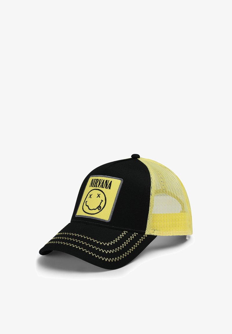 Schwarz-gelbe Trucker-Kappe mit einem Front-Patch, der ein Smiley-Gesicht und den Text "NIRVANA" zeigt, Netzrücken, strukturierte Form und kontrastierende Nähte.