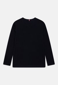 Camicia a maniche lunghe in cotone nero uniforme con scollatura rotonda e orlo dritto. Presenta cuciture minime e un piccolo dettaglio rosso sul retro.