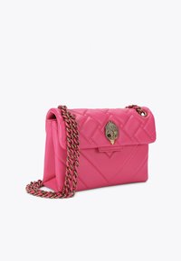 Bolso bandolera de cuero acolchado rosa con una correa de cadena en tono dorado y un cierre decorativo. Presenta una forma rectangular y un diseño estructurado.