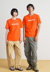 Salomon LOGO TEE UNISEX - T-shirt estampada - cherry tomato