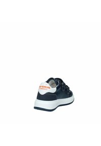 Sneaker in pelle blu scuro con suola bianca e dettagli arancioni. Presenta tre cinturini e una linguetta imbottita. Superficie liscia e forma arrotondata.