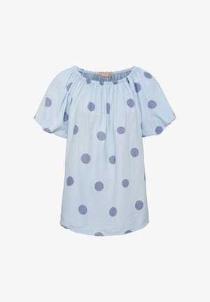 Lyseblå bluse med elastisk rund halsudskæring og korte pufærmer, dekoreret med store mørkeblå polkaprikker.