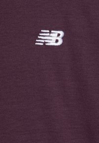 New Balance BOYS SMALL LOGO - T-shirt básica - plum brown