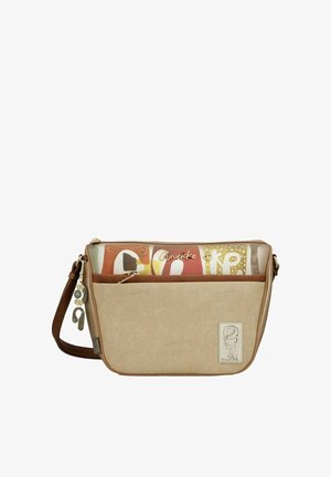 Sac bandoulière en similicuir beige avec motif floral embossé, accents marron, ferrures métalliques et motif graphique coloré sur le rabat.