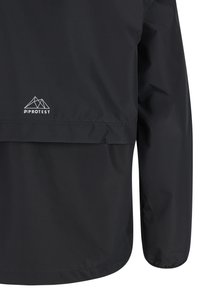 Czarna wodoodporna kurtka o gładkiej fakturze, z półzamkiem z przodu, elastycznymi mankietami oraz białym logo góry w pobliżu dołu.