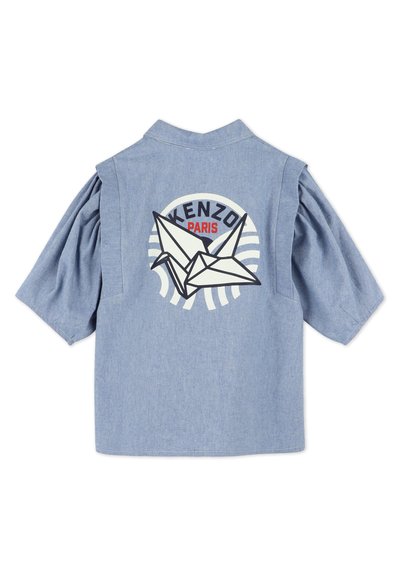 Blauwe denim overhemd met korte mouwen en een kraag, voorzien van een grafisch ontwerp van origami kraanvogels en de tekst "KENZO PARIS" op de rug.