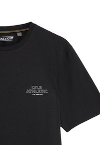 Sort bomulds T-shirt med korte ærmer, rund hals og et lille hvidt broderet logo, der står "LYLE ATHLETIC FUEL AMBITION."