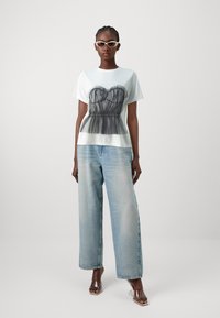 Noisy May NMREMA CORSAGE DETAIL - Apdrukāts T-krekls - bright white