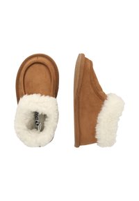 Braune Wildlederschuhe mit dickem weißem Fleecefutter, von oben und von der Seite betrachtet, entworfen für Wärme und Komfort im Innenbereich.