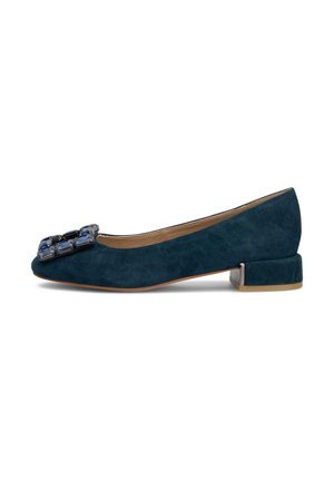Zapato de mujer de ante azul marino con tacón bajo, adorno rectangular de gema azul en la puntera y tacón pequeño de bloque con detalle metálico.