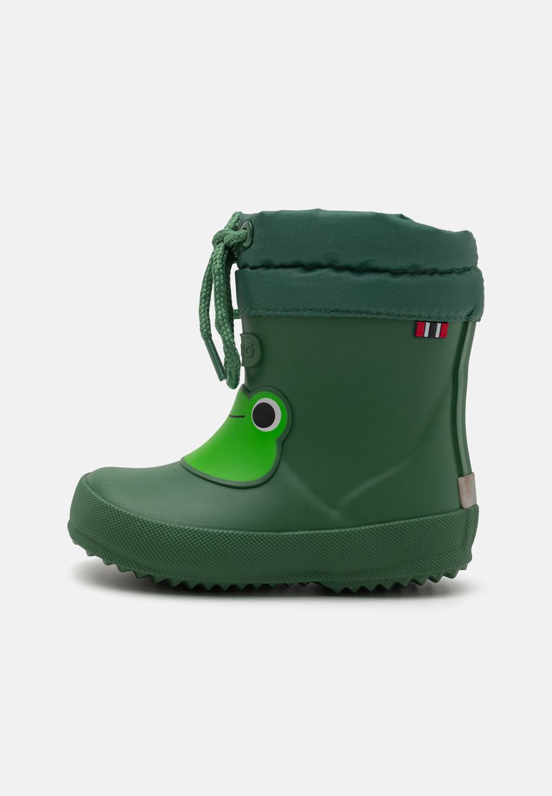 Bota de chuva de borracha verde com design de sapo, sola texturizada, colarinho acolchoado e cordão ajustável. Apresenta um logotipo lateral e um detalhe riscado.