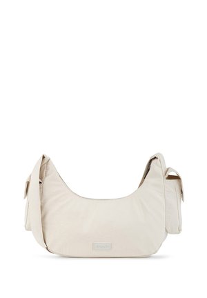 Bolso de hombro beige en forma de media luna con una correa ancha, bolsillos laterales con cremallera y una pequeña etiqueta rectangular en el frente.