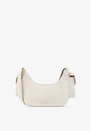 Beige skuldertaske formet som en halvmåne med bred rem, sidelommer med lynlås og et lille rektangulært mærke foran.