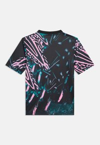 Trumpomis rankovėmis juoda marškinėliai su abstrakčiu raštu turkio ir rožinės spalvų, ryškiais formomis ir tekstūromis. Medžiaga atrodo lengva ir lygi.