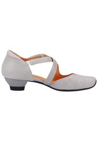 Chaussure en cuir gris à talon bas, avec des brides croisées, un bout arrondi et une texture lisse. Doublée d'un intérieur orange contrastant.