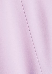 Tissu violet clair avec une texture lisse et un léger éclat. Le matériau présente de subtils détails de couture diagonale pour plus de profondeur.