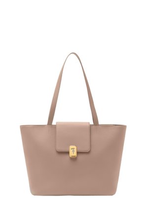 Bolso tote de piel beige con asas largas y una solapa frontal asegurada con un pequeño cierre rectangular dorado.