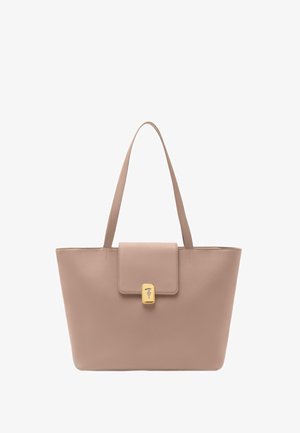 Beige læder-totepose med lange håndtag og en frontklap, der er sikret med en lille rektangulær guldlås.