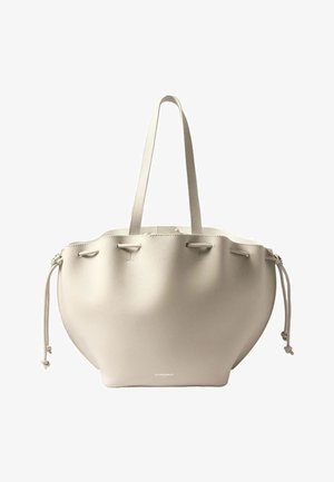 Bolso tote de cuero beige con cuerpo amplio y redondeado, detalles de cordones en los lados y dos asas para el hombro.