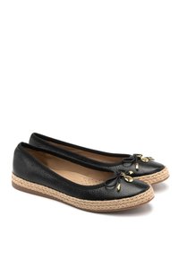 Ballerine in pelle nera con suola in juta intrecciata, tacco piatto, punta rotonda e decorazioni in tonalità dorata con fiocchi sulla parte anteriore.