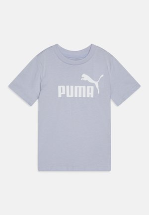 Gaiši purpura kokvilnas t-krekls ar īsām piedurknēm, kuram ir liels balts "PUMA" logo un lecoša puma grafika virs teksta.