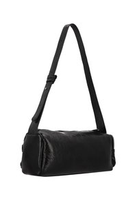 Černá kožená kabelka přes rameno s obdélníkovým tvarem, texturovaným povrchem, nastavitelným popruhem a stříbrným zipem.