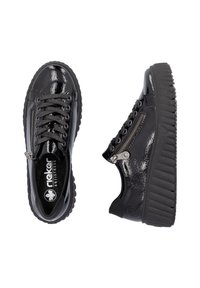 Baskets en cuir verni noir avec une semelle en caoutchouc noir épaisse, dotées de lacets et d'une fermeture éclair latérale pour un accès facile.