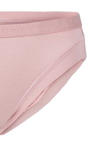 Lyserøde bomuldsunderbukser med en blød elastisk talje, har stitched kanter og en glat tekstur, designet til komfort og pasform.