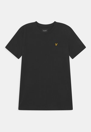 Sort t-shirt med korte ærmer og rund hals med lille gult fuglelogo på venstre bryst og et mærkelabel inde i kraven.