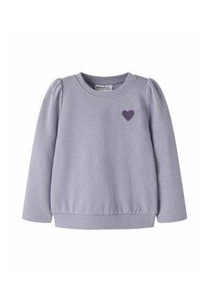 Sweat-shirt pour tout-petit à manches longues violet clair avec épaules bouffantes et petit cœur violet foncé sur la poitrine gauche.