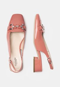 Scarpe slingback in pelle lucida rosa con punta quadrata, dettagli con fibbia argentata e tacco basso a blocco. L'interno presenta una fodera liscia.