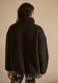 B by Ted Baker COSY BORGE  - Suéter de forro polar - black