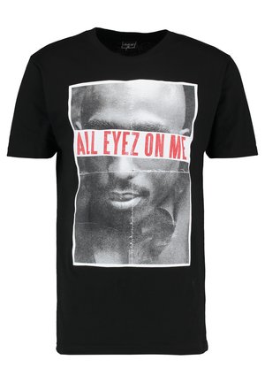 Schwarzes Baumwoll-T-Shirt mit einem grafischen Druck eines Gesichts und dem Text "ALL EYEZ ON ME" in fettem Rot. Kurze Ärmel und runder Halsausschnitt.