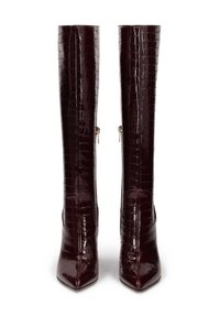 Knee-high, smailių kojų auliniai batai, pagaminti iš burgundinės lakuotos odos su krokodilo tekstūra, su auksiniais užtrauktukų akcentais šonuose.