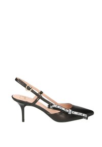 Décolleté in vernice nera con punta affilata, cinturini sottili e un accento elastico bianco con logo. Presenta un tacco sottile e affusolato.