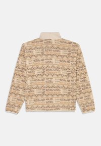 Beige genser med krage, med et geometrisk mønster i oransje, brunt og grått. Laget av teksturert mykt stoff.