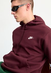 Nike Sportswear SPORTSWEAR CLUB FLEECE - Sweatshirt - burgundy crush/white