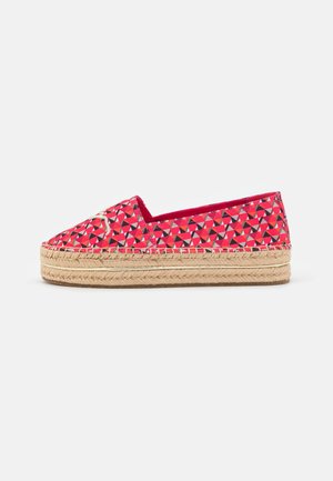 Rode espadrille schoen met meerkleurig geometrisch patroon en gevlochten touw plateauzool, zijaanzicht op witte achtergrond.