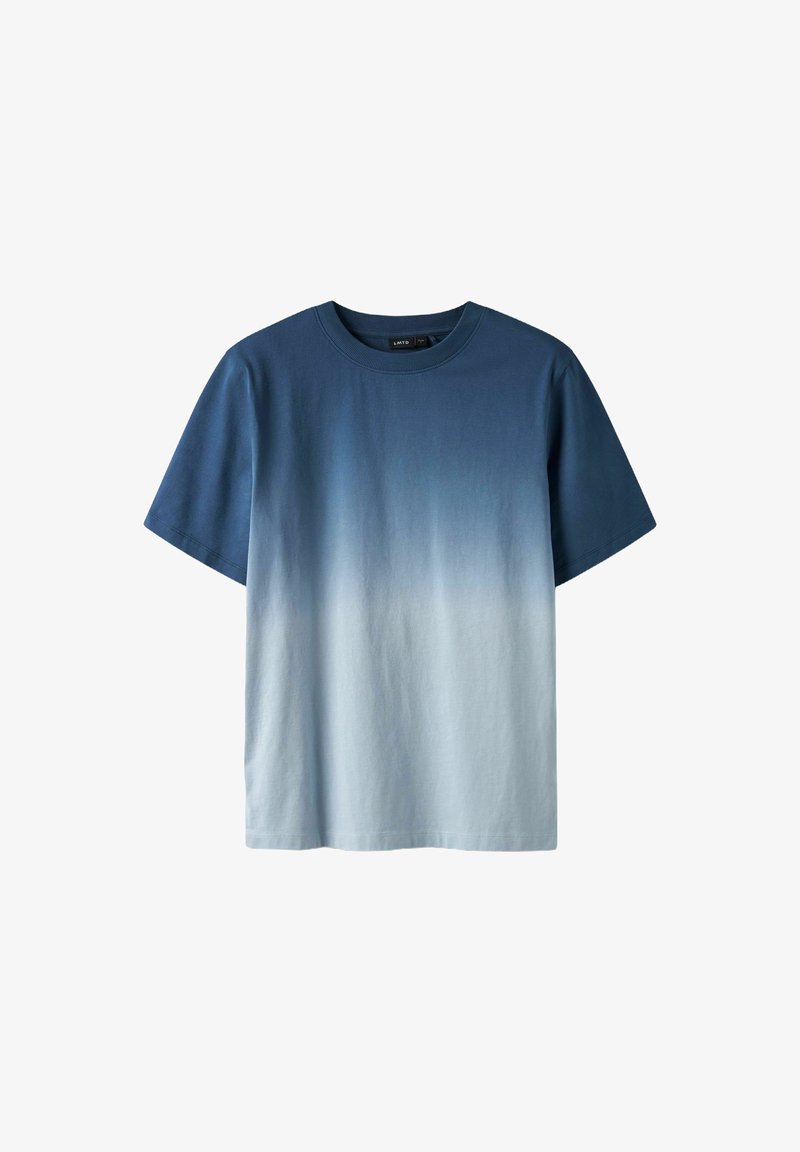 Kurzarm-T-Shirt mit einem Farbverlauf von Dunkelblau zu Hellblau. Hergestellt aus Baumwolle, hat es einen Rundhalsausschnitt und eine glatte Textur.