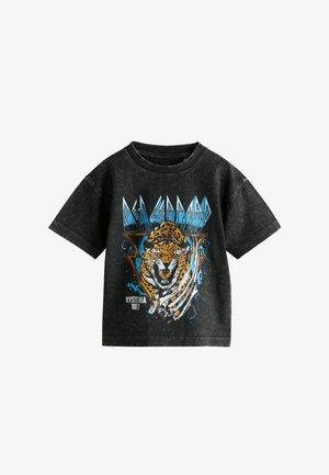 Sort Def Leppard T-shirt med brølende leopardgrafik, blå og orange geometriske accenter og teksten "Hysteria 1987" på forsiden.