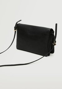 Borsa a tracolla in pelle nera con forma strutturata, caratterizzata da un design piatto, tracolla lunga e dettagli in metallo color oro.