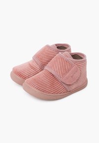 Stivaletti in corduroy rosa con cinturino in Velcro, forma arrotondata, texture morbida, suola in gomma e dettaglio di branding discreto.
