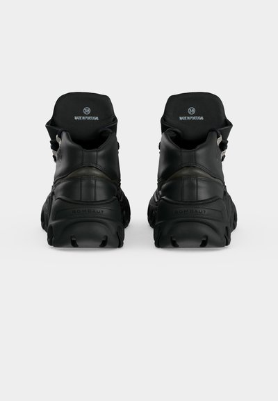 Ζευγάρι μαύρα δερμάτινα sneakers Rombaut, εμφανιζόμενα από πίσω, μέγεθος 38, με διπλωμένες γλώσσες με την επιγραφή «Made in Portugal.»