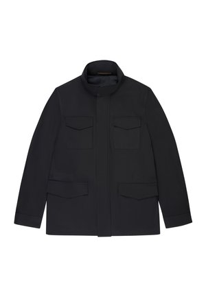 Czarna długa kurtka z długim rękawem i stójką, zapinana z przodu na zamek ukryty pod klapą oraz z czterema kieszeniami z patkami, pokazana rozłożona na białym tle.