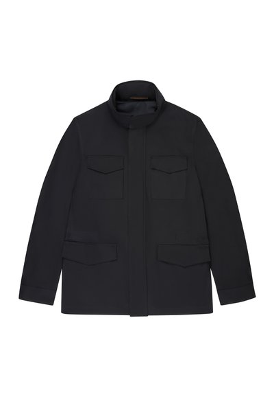 Czarna długa kurtka z długim rękawem i stójką, zapinana z przodu na zamek ukryty pod klapą oraz z czterema kieszeniami z patkami, pokazana rozłożona na białym tle.