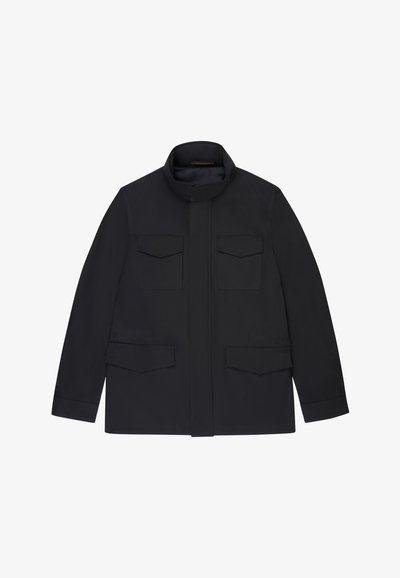 Czarna długa kurtka z długim rękawem i stójką, zapinana z przodu na zamek ukryty pod klapą oraz z czterema kieszeniami z patkami, pokazana rozłożona na białym tle.