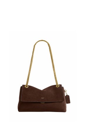 Sac à bandoulière en daim marron foncé avec une bandoulière chaîne dorée et une petite étiquette attachée, avec une fermeture à rabat et un logo de marque subtil sur l'avant.