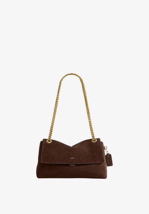 Sac à bandoulière en daim marron foncé avec une bandoulière chaîne dorée et une petite étiquette attachée, avec une fermeture à rabat et un logo de marque subtil sur l'avant.